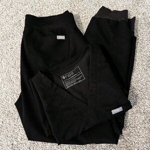 Like new figs Catrina one pocket shirt in S and Zamora jogger in S petite